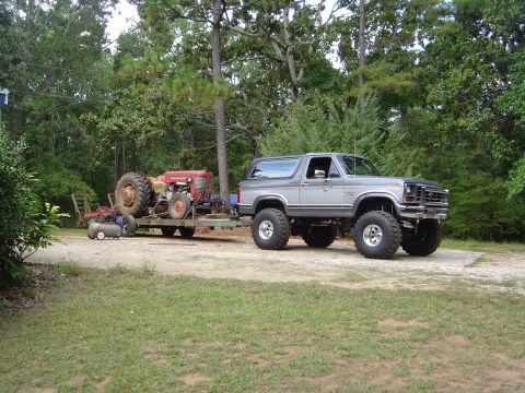 1986 Ford Bronco - This lifted 1980s Ford Bronco is equipped for towing, hauling a tractor and lawnmower on a trailer.