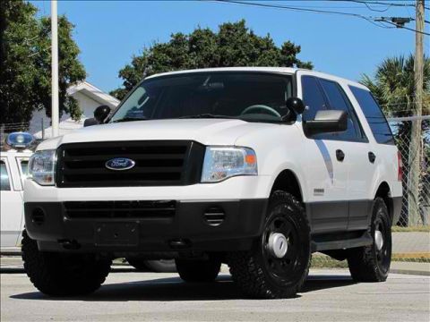 2006 Ford F-150 - Front view of a white 2006 Ford Expedition SUV with black accents.