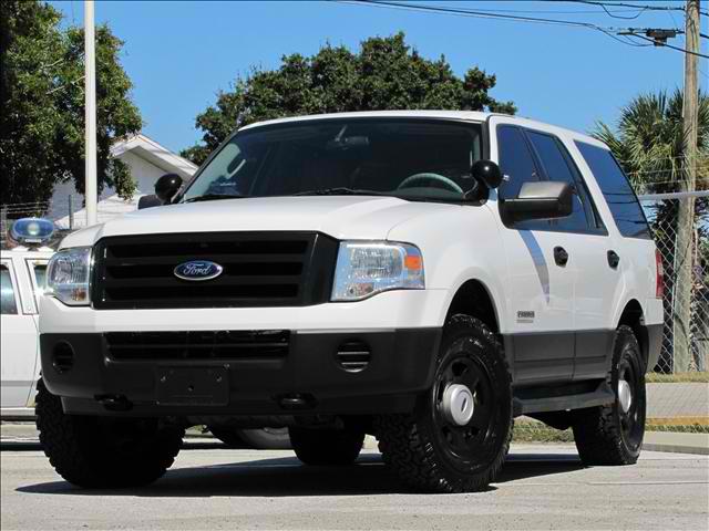 White 2006 Ford Expedition with black grille and trim, parked outdoors