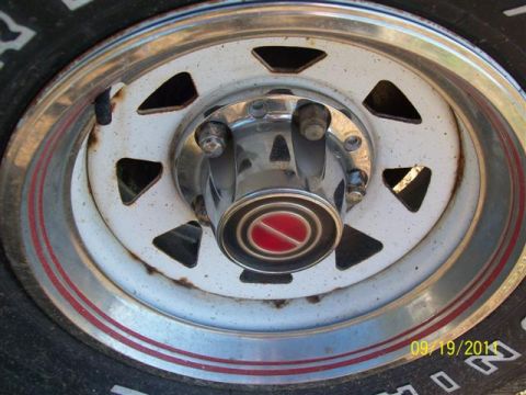 1979 Ford F-150 - Close-up of a white wheel with red pinstripes and a chrome hubcap, dated 09/19/2014.