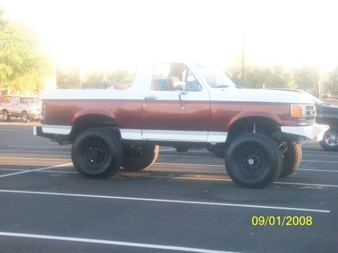 1989 Ford Bronco - This lifted Bronco has a two-tone paint job and large off-road tires. The date stamp shows 09/01/2008.