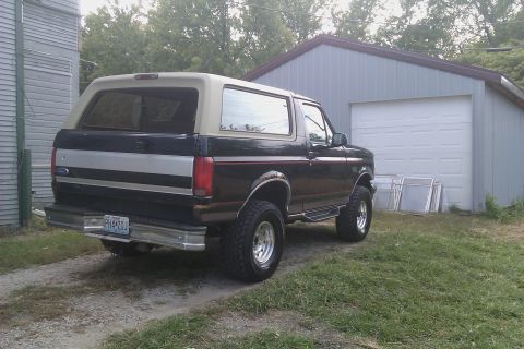 1994 Ford Bronco - Rear view of a 1994 Ford Bronco parked next to a garage.