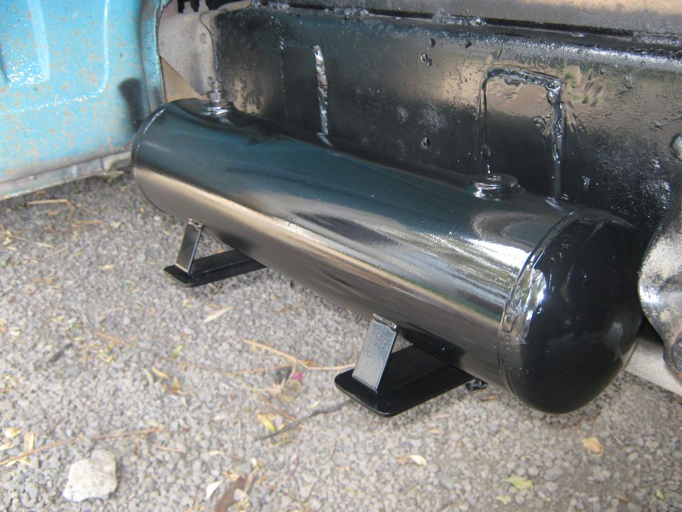 Air tank mounted under blue truck bed