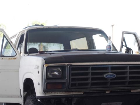 1986 Ford Bronco - This Ford Bronco appears to be from the early 1980s, not a 1986 model as claimed.