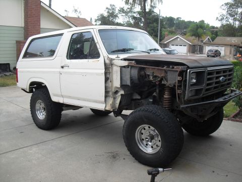 1986 Ford Bronco - This Ford Bronco is missing its hood and front fender, revealing its engine components and chassis.