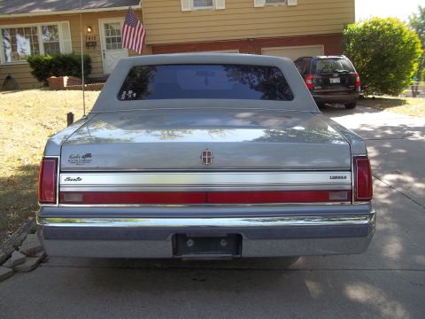 1988 Lincoln Town Car - This 1988 Lincoln Town Car displays its rear end, a chrome bumper and distinctive taillights.