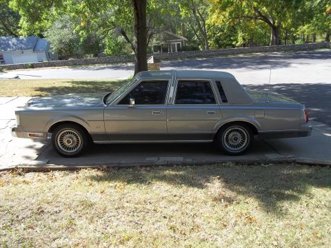 1988 Lincoln Town Car photo