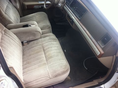 1991 Ford Crown Victoria LTD - Interior view of a 1991 Ford Crown Victoria LTD, cloth seats and the dashboard.