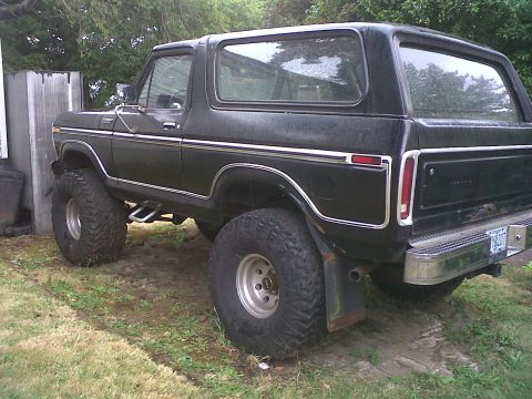 1979 Ford Bronco - This 1979 Ford Bronco features a lifted suspension and oversized off-road tires.