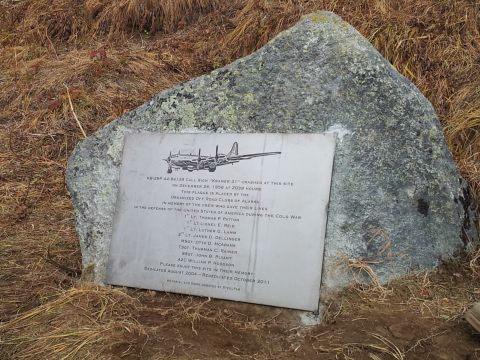 1990 Chevrolet Suburban - A memorial plaque details the crash of a bomber plane at this site, honoring the crew who lost their lives.