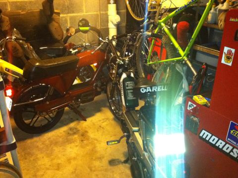 1981 Garelli Rally Sport - Garage scene with two mopeds and a bicycle, including a red Garelli moped and a green bicycle.