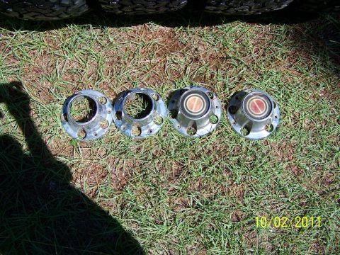 1986 Ford Bronco - comes with 4 caps, also have an extra cap
