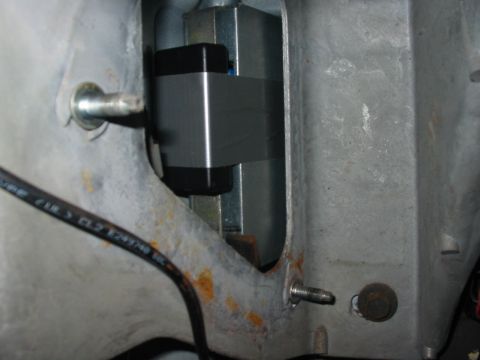 1992 Ford Bronco - tweecer recommends putting duct tape around the unit to keep it from coming lose..last pic with the unit in place before I put the e-brake…