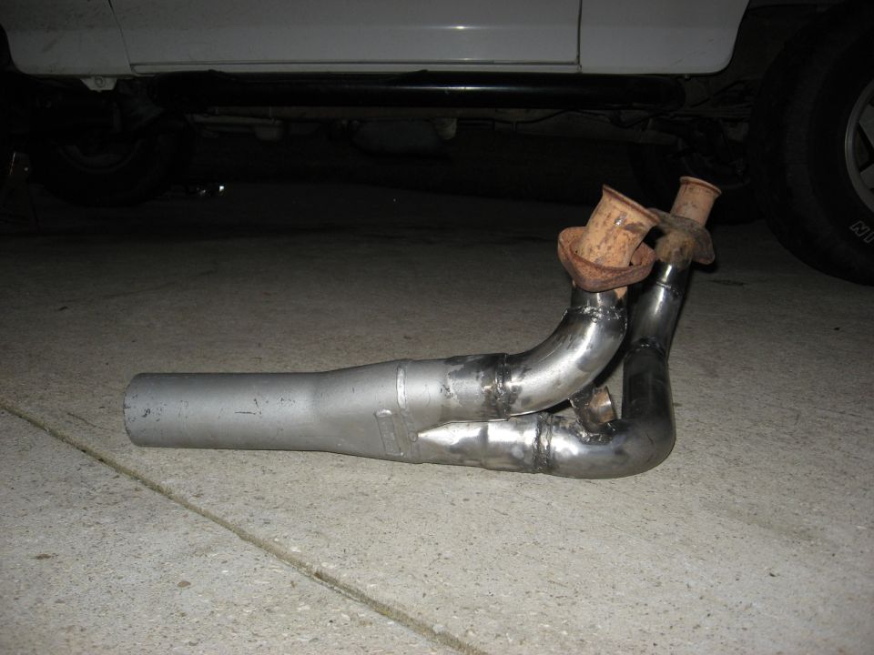 Exhaust manifold with rusty flanges and welded pipes