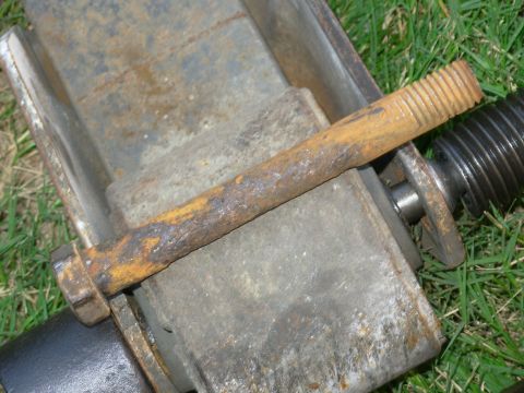 2004 Land Rover Land Rover - Small wonder they were seized - I doubt any amount of hammering would have removed them. Certainly not without any damage, as this techniqu…