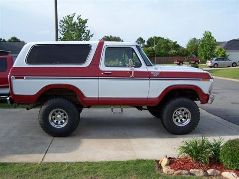 1989 Ford Bronco - I saw this on another build and thought the color scheme would be really cool on a 89, kinda retro...