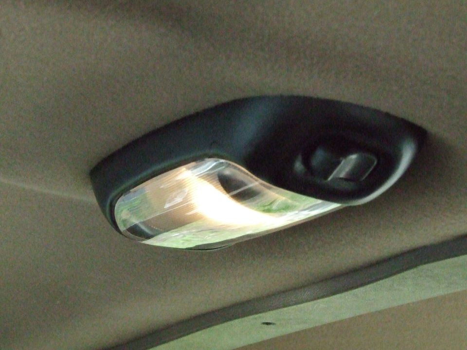 Interior dome light with visible text 'SUPERMOTORS www.supermotors.net'