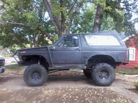 1986 Ford Bronco - This modified Ford Bronco has been lifted and fitted with oversized tires for off-road use.