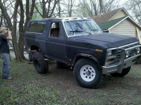 1986 Ford Bronco - This lifted Ford Bronco appears to be from the early 1980s, not 1986.