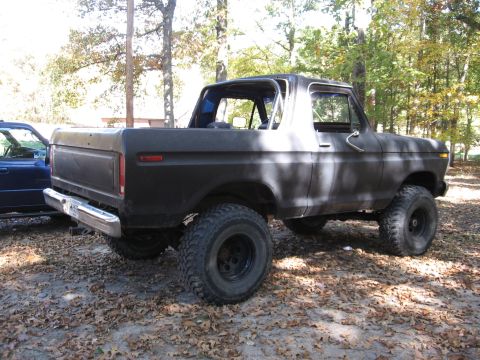 1978 Ford Bronco - This 1978 Ford Bronco appears to have a lifted suspension and large tires, matching the registry claim.