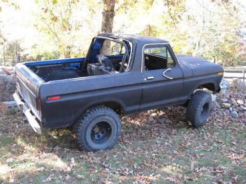 1978 Ford Bronco - This 1978 Ford Bronco is shown with its top removed and a roll cage installed.