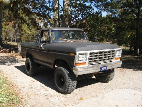 1978 Ford Bronco - This 1978 Ford Bronco features a four-inch lift and 35-inch tires, ready for off-road adventures.