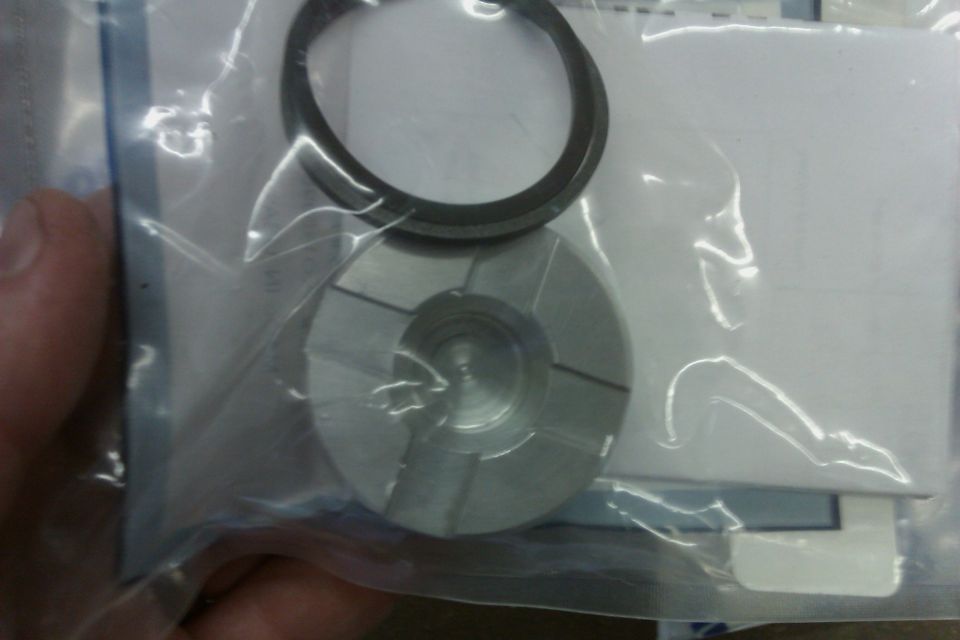 Metal transmission part and ring seal in plastic packaging