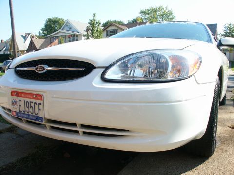 2001 Ford Taurus - Front view of a white 2001 Ford Taurus, showing the grille, headlights, and license plate.