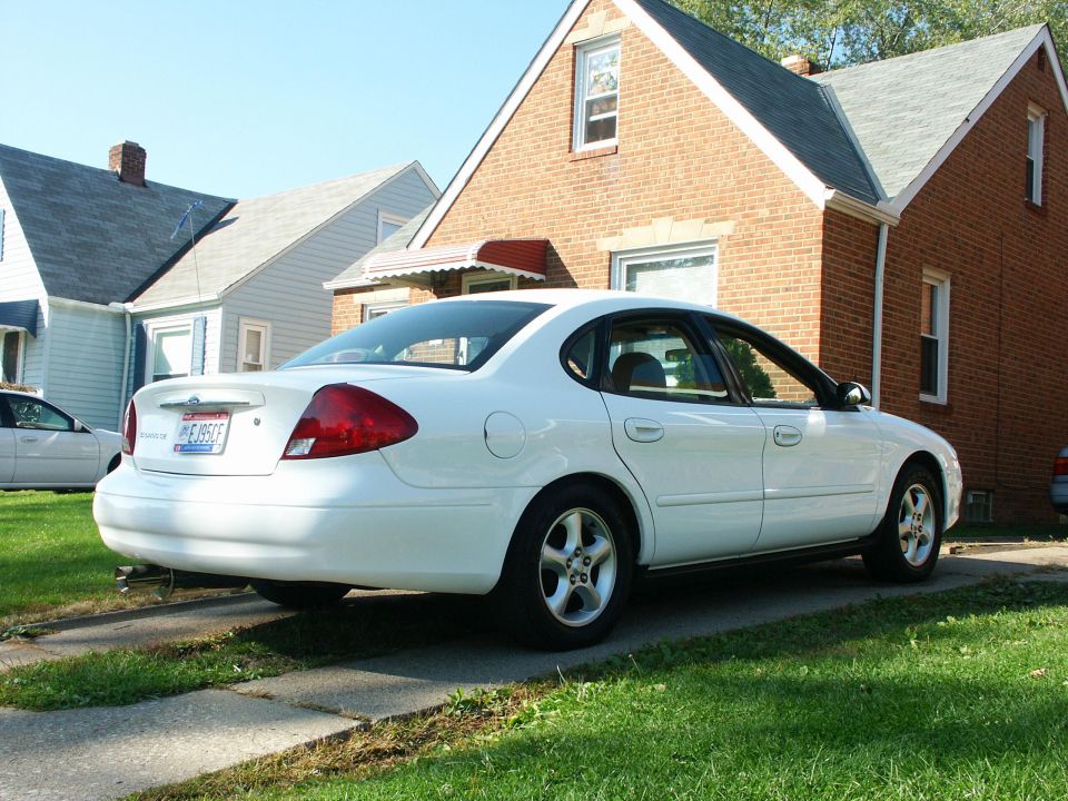 White 2001 Ford Taurus sedan, rear 3/4 view