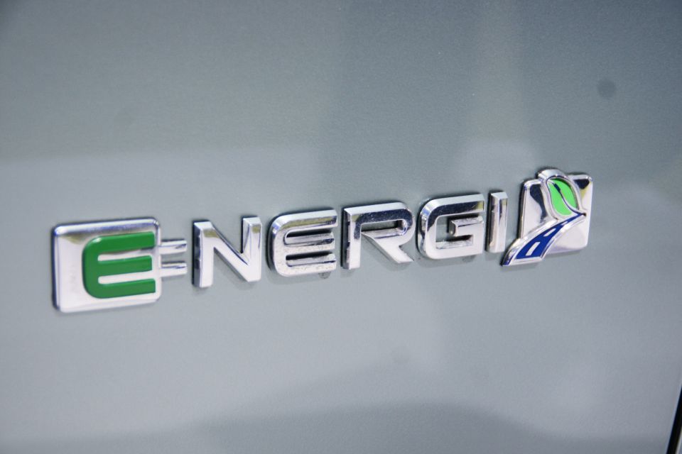 Chrome badge with green 'E' and 'NERGI' text, plus a blue road and green leaf emblem