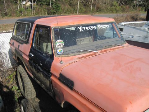 1978 Ford Bronco - This 1978 Ford Bronco has a two-tone paint job and a custom windshield banner.