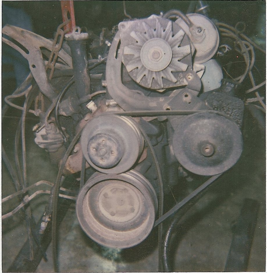 Engine pulleys, alternator, and belts on a V8 engine