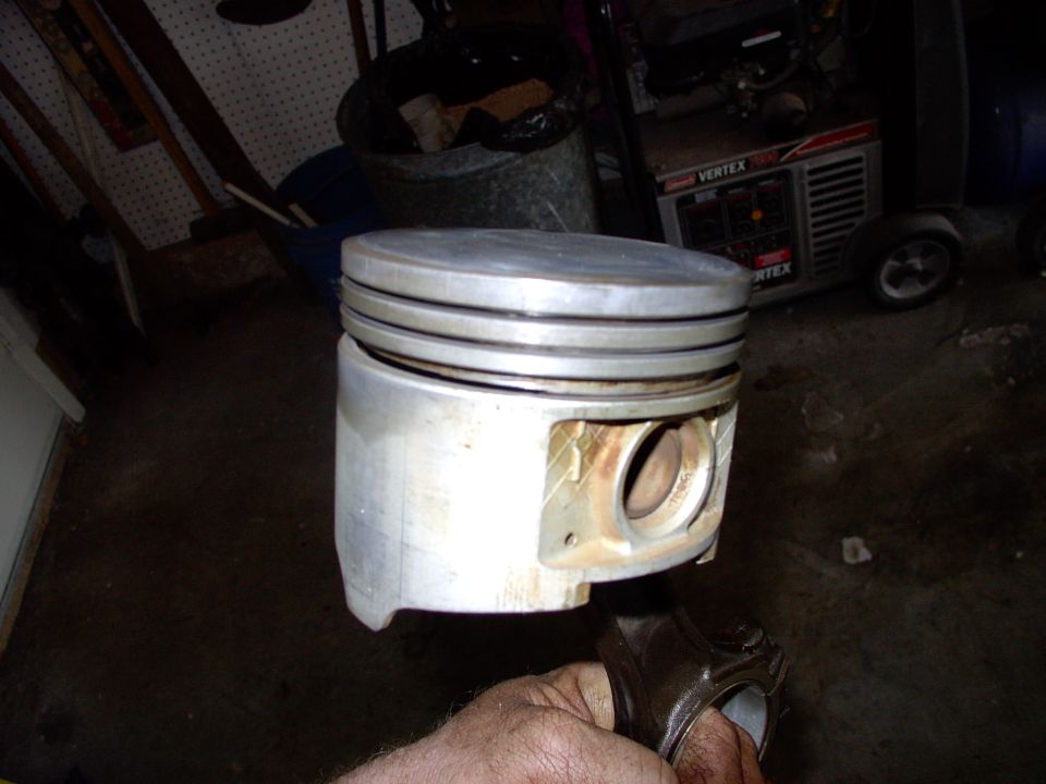 That's as clean as these pitons are getting. Cleaned the carbon out of the lands with a busted piston ring and everything got washed down with throttle body spray and steel wool and a tooth brush.