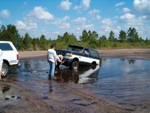 1991 Ford Bronco - John trying the spot that disabled Shane. Unfortunately he was defeated too. Two dead engines one spot. Being pulled by Jeremy.
