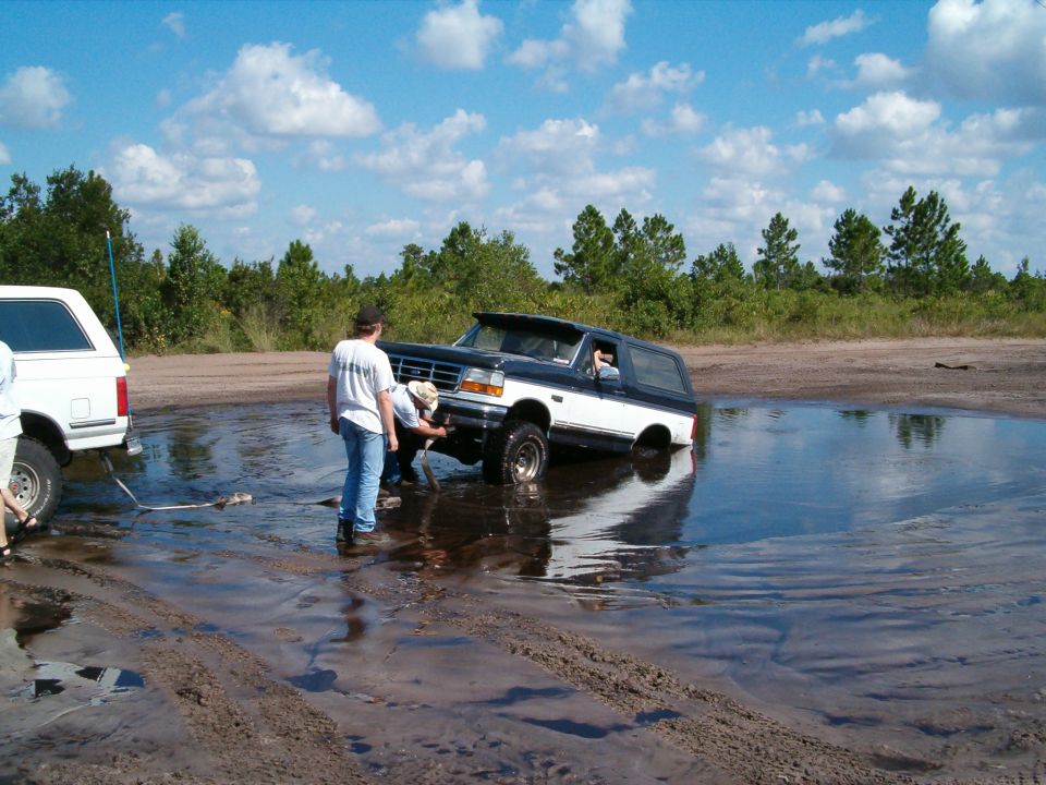 John trying the spot that disabled Shane.  Unfortunately he was defeated too.  Two dead engines one spot.  Being pulled by Jeremy.