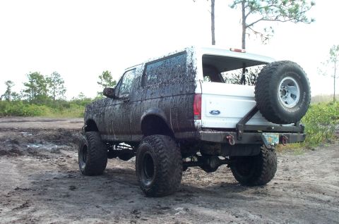 1995 Ford Bronco - not the prime tire choice for mud