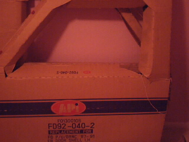 Cardboard box with API logo and label FD92-040-2, replacement for FD P/U/BRNC 87-91 FR DOOR SHELL LH