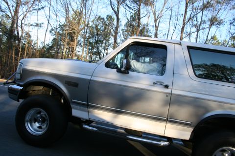 1982 Ford Bronco - This Ford Bronco appears to be from the early to mid-1990s, not a 1982 model.