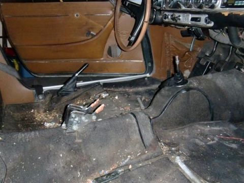 1969 Volvo P1800 - The interior of a 1969 Volvo P1800, a dashboard, steering wheel, and floor console.