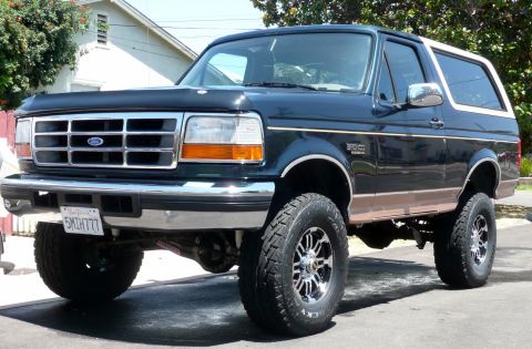 1995 Ford Bronco - This lifted Ford Bronco has a two-tone paint job and aftermarket wheels.