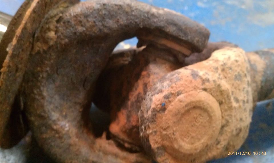 Rusted universal joint with visible Supermotors.net watermark