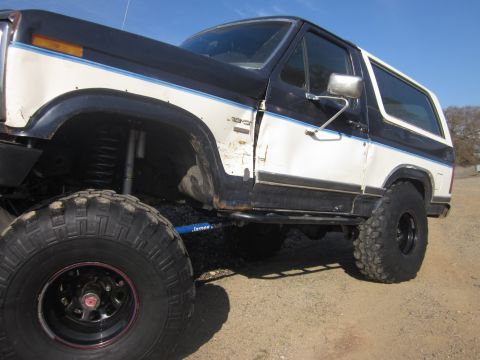 1985 Ford Bronco - This lifted 1985 Ford Bronco features a two-tone paint scheme and aggressive off-road tires.