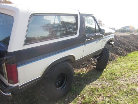 1985 Ford Bronco - This lifted Ford Bronco has a two-tone paint scheme and off-road tires.