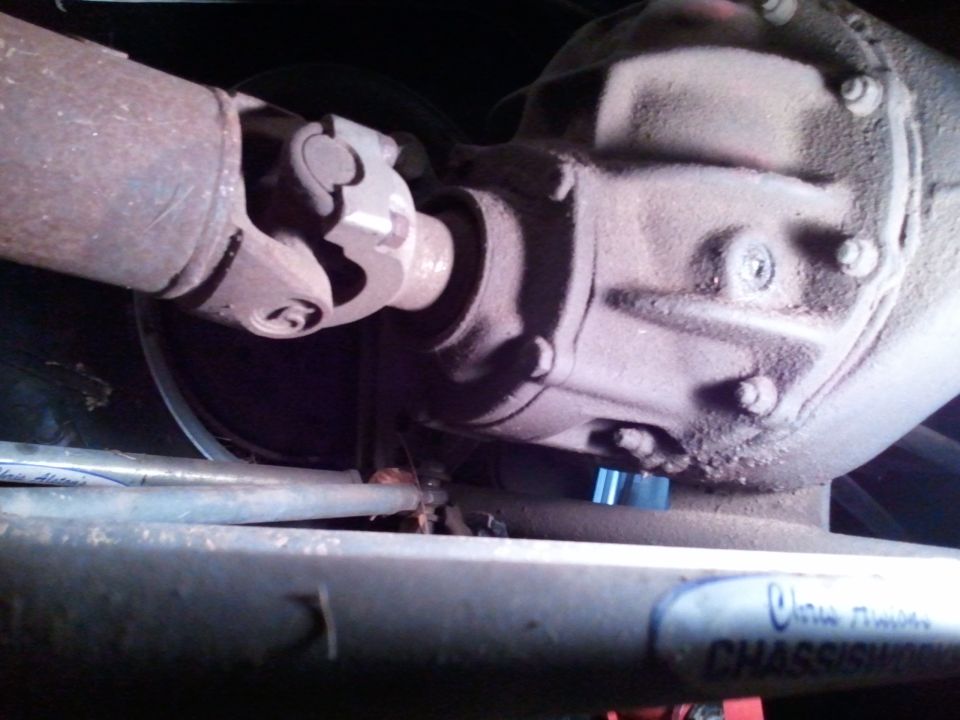 Differential center section and driveshaft U-joint above a Chassisworks suspension link
