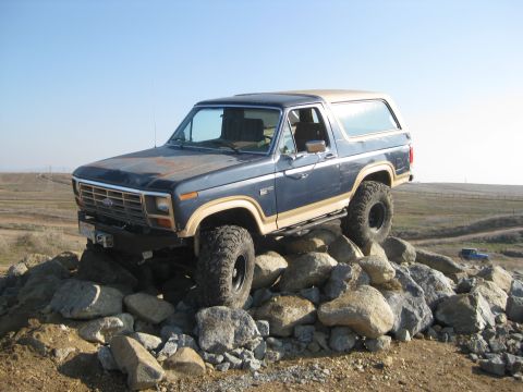 1986 Ford Bronco - Modified Ford Bronco navigates a rocky obstacle course.