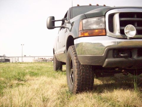 2000 Ford F-350 - Front quarter view of a 2000 Ford F-350 truck in a grassy field.