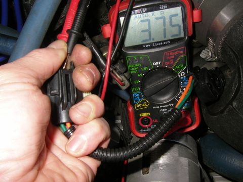1990 Ford Bronco - A multimeter reads 3.75 ohms while testing a throttle position sensor connector.