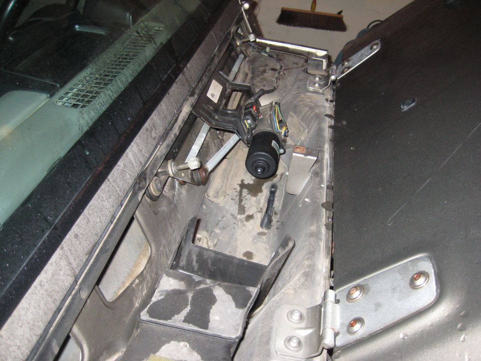 Windshield wiper motor assembly and linkage
