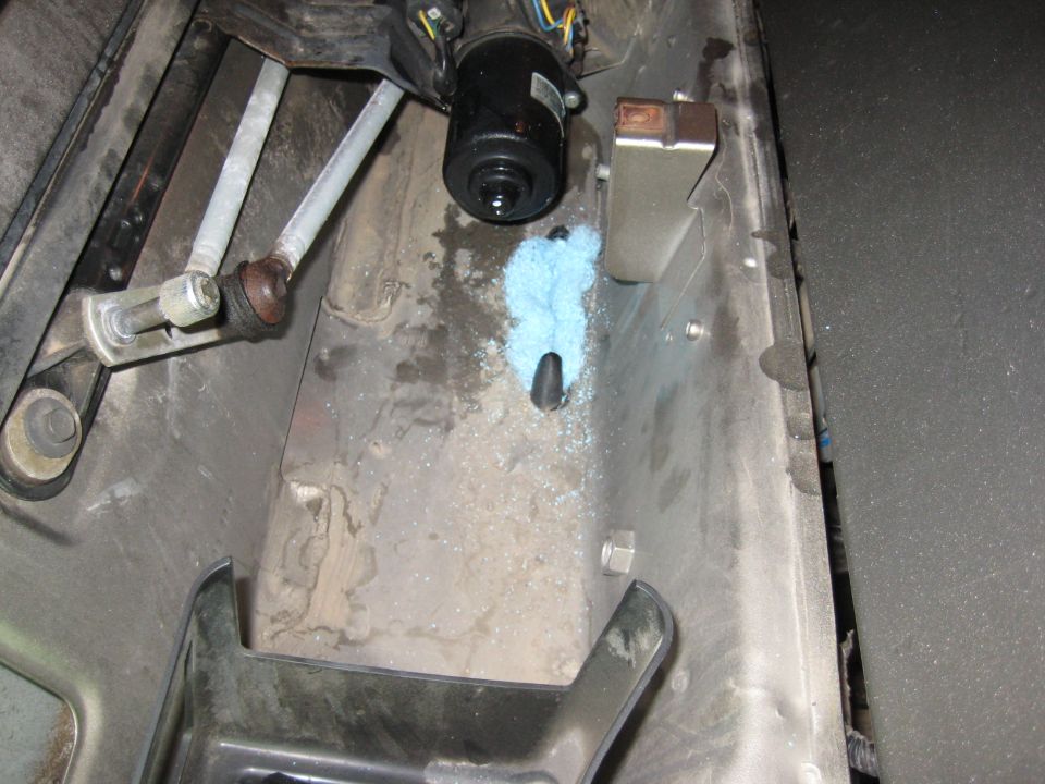 Windshield wiper motor assembly with linkage and blue cleaning cloth