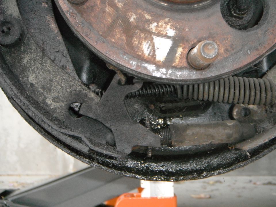 Drum brake assembly with rusted rotor and worn brake shoes